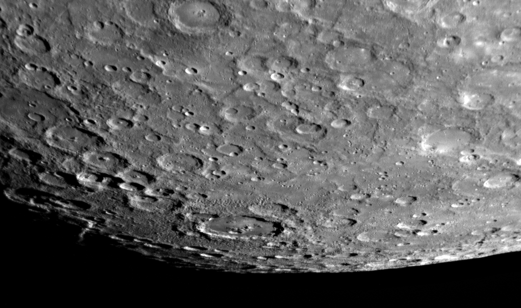 Powierzchnia Merkurego. Fot.: NASA, sonda Messenger